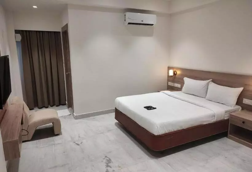 اتاق لوکس با تخت بزرگ, Royal Paris