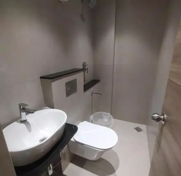 اتاق لوکس با تخت بزرگ, Royal Paris