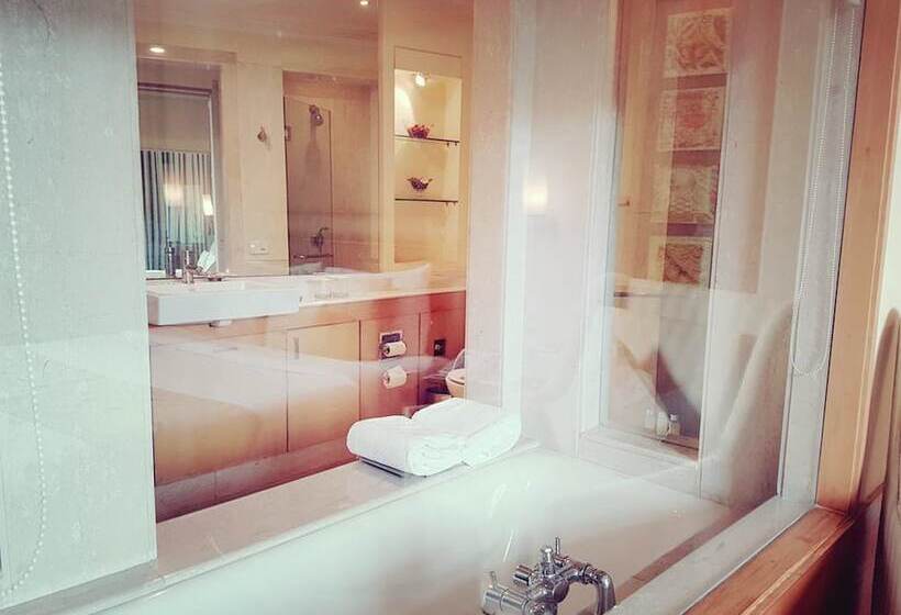 سوییت لوکس, The Palms Town & Country Club   Resort