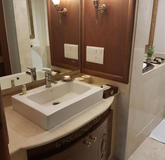 اتاق لوکس, The Palms Town & Country Club   Resort