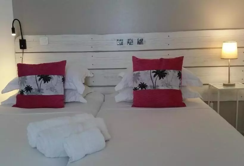 اتاق ساده سه نفره, Fare Suisse Tahiti Guesthouse