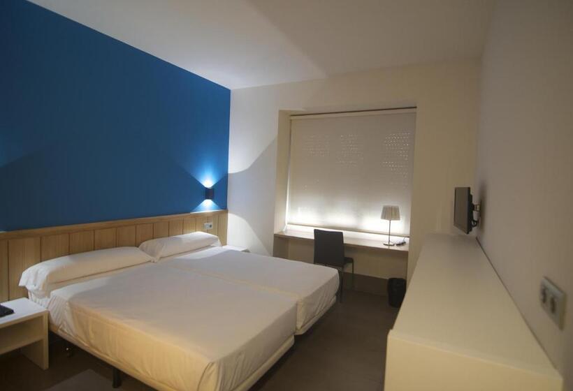 اتاق استاندارد سه نفره, The Book Factory Hostel