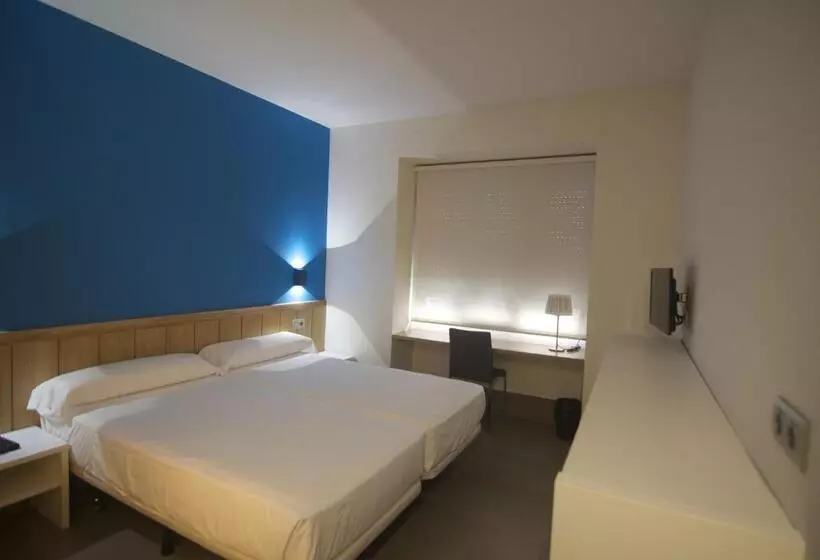اتاق استاندارد سه نفره, The Book Factory Hostel