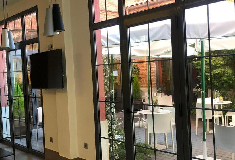 اتاق استاندارد سه نفره, The Book Factory Hostel