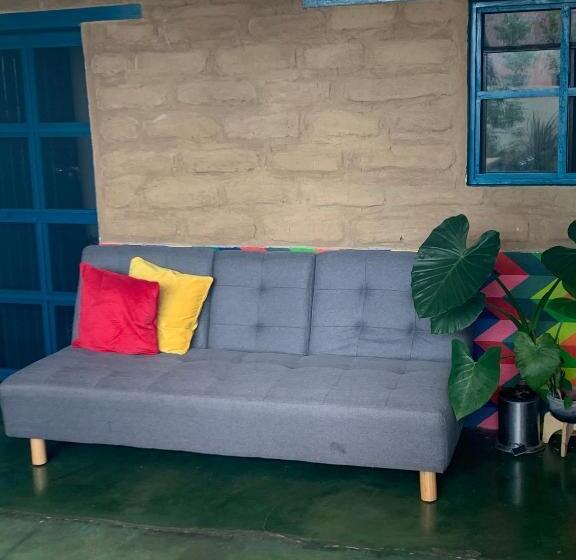 اتاق استاندارد با سرویس بهداشتی مشترک, Chirris Hostel