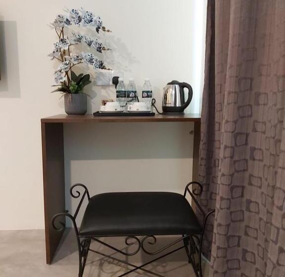 חדר דלוקס לשלושה, Kb