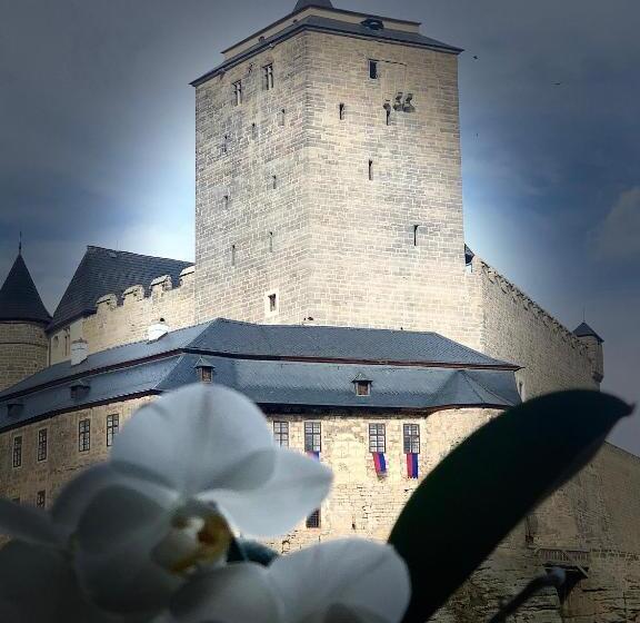 חדר סטנדרט לשלושה, Podkost