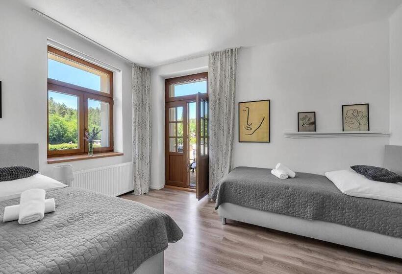 발코니가 있는 4인용 스탠다드 룸, Podkost