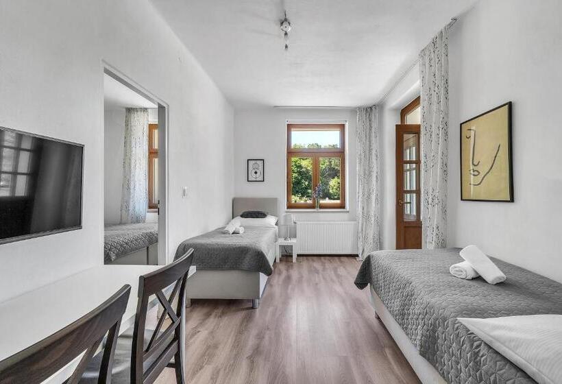 발코니가 있는 4인용 스탠다드 룸, Podkost