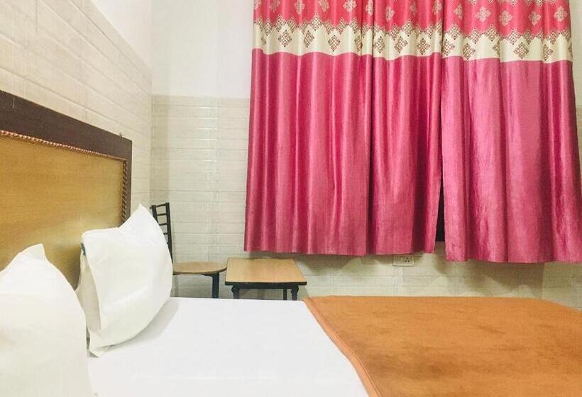 اتاق استاندارد سه نفره, Trimrooms Shree Mata Palace, Katra Bus Stand