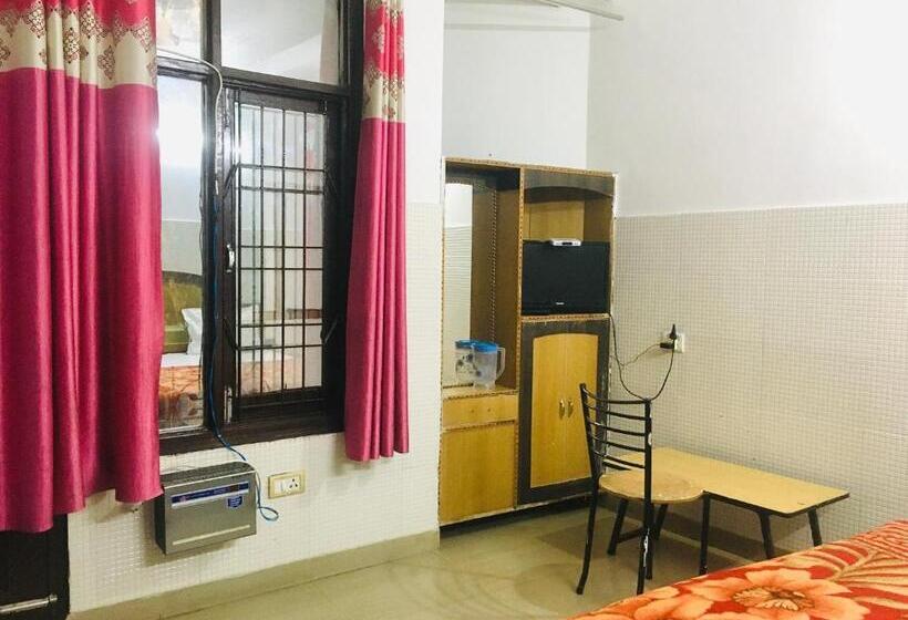 اتاق استاندارد سه نفره, Trimrooms Shree Mata Palace, Katra Bus Stand