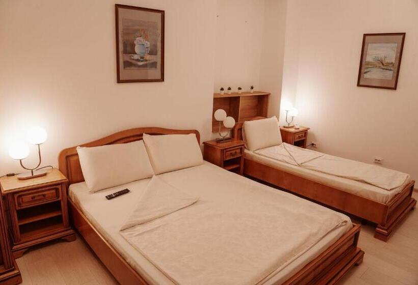 Economy Triple Room, Escape Pensiune