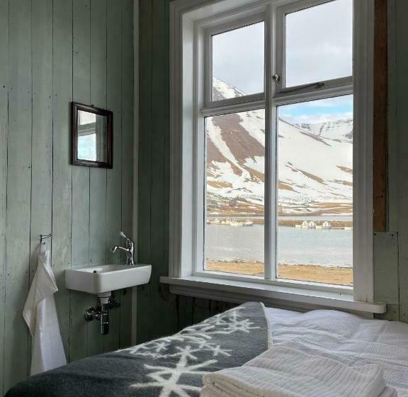 اتاق سوپریور با چشمانداز دریا, The Old Bookstore