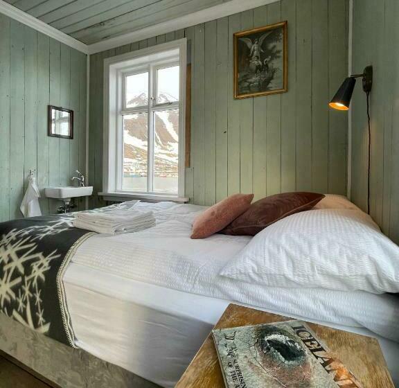 اتاق سوپریور با چشمانداز دریا, The Old Bookstore