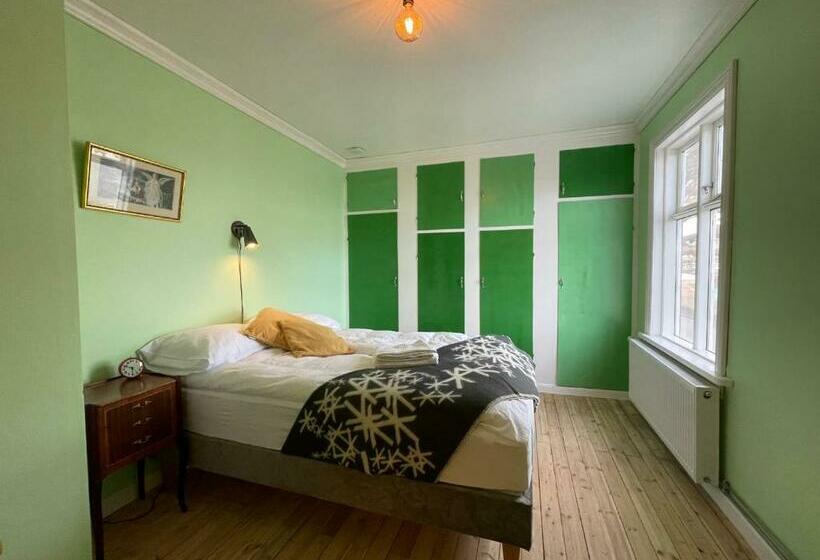 اتاق سوپریور با چشمانداز دریا, The Old Bookstore