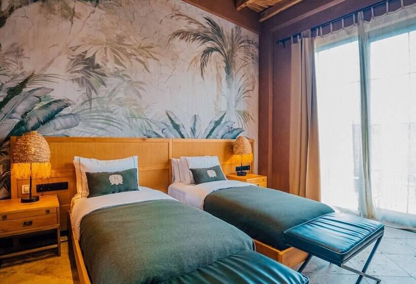 Deluxe Room Mountain View, The Remote