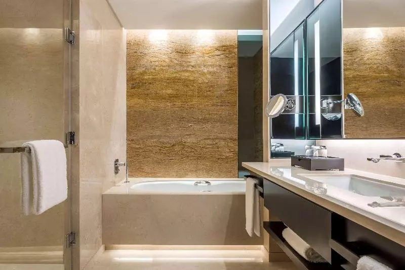 キングサイズベッドのジュニアスイート, Crowne Plaza Ahmedabad City Centre, An Ihg