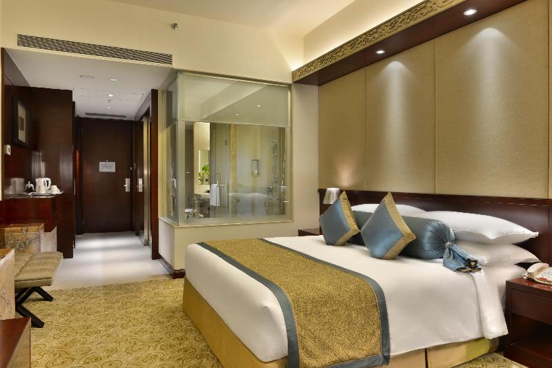 带大床的俱乐部房间, Crowne Plaza Ahmedabad City Centre, An Ihg
