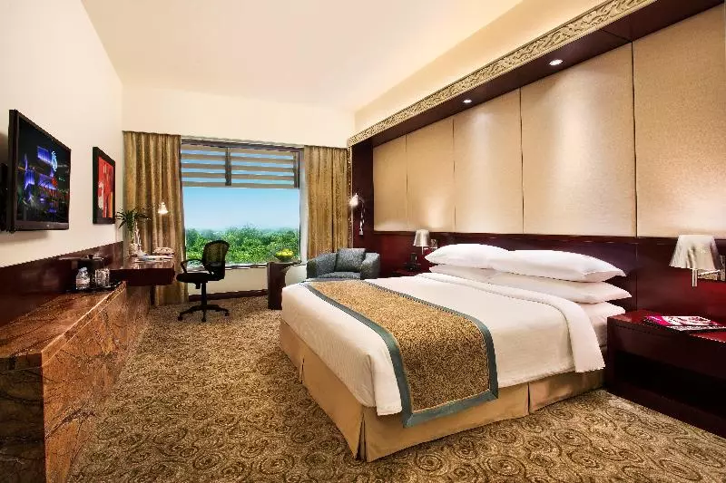 キングサイズベッドのクラブルーム, Crowne Plaza Ahmedabad City Centre, An Ihg