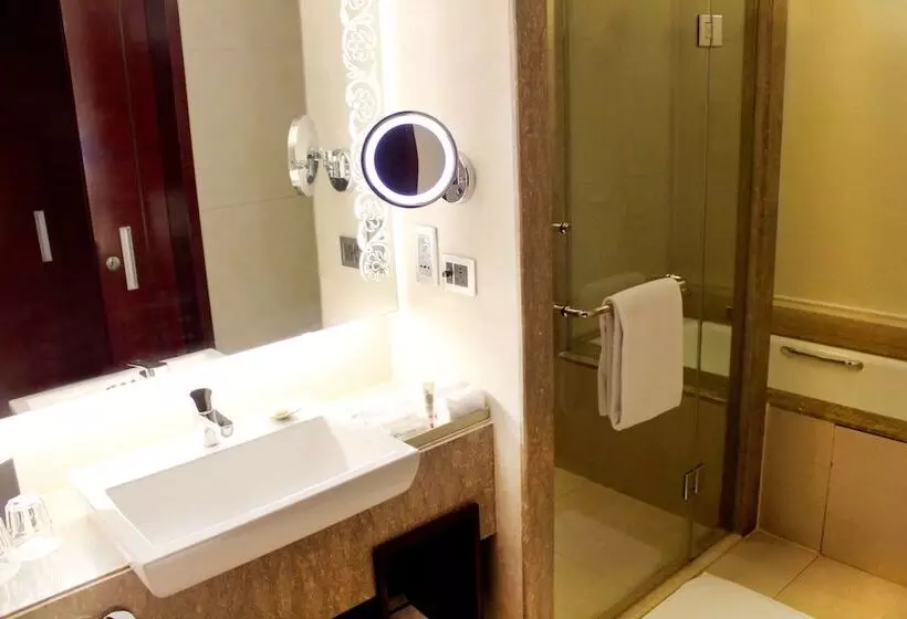 クラブルーム, Crowne Plaza Ahmedabad City Centre, An Ihg