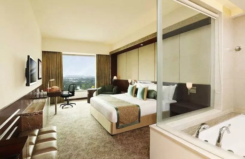 クラブルーム, Crowne Plaza Ahmedabad City Centre, An Ihg