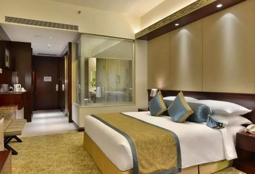 キングサイズベッドのクラブルーム, Crowne Plaza Ahmedabad City Centre, An Ihg