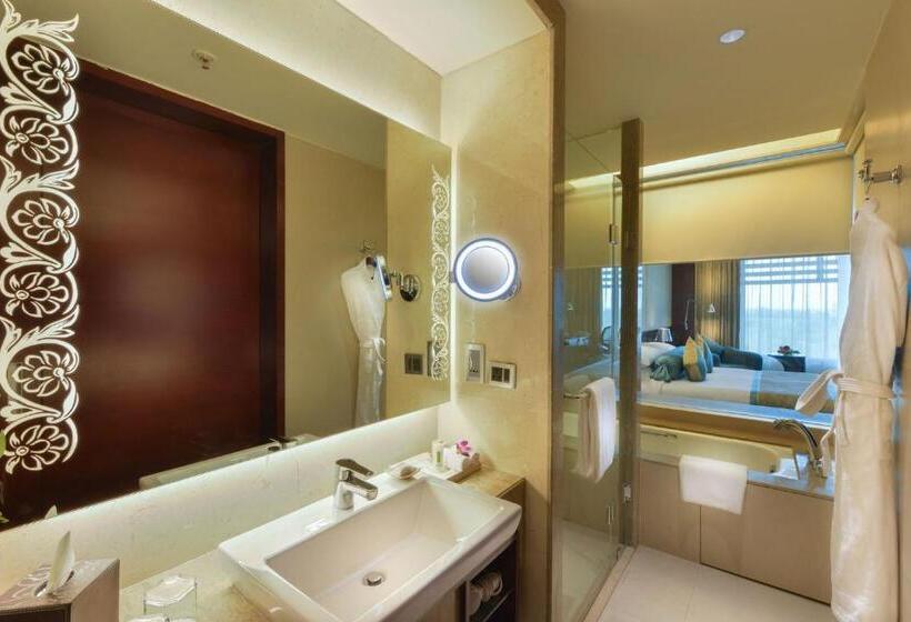 带大床的俱乐部房间, Crowne Plaza Ahmedabad City Centre, An Ihg