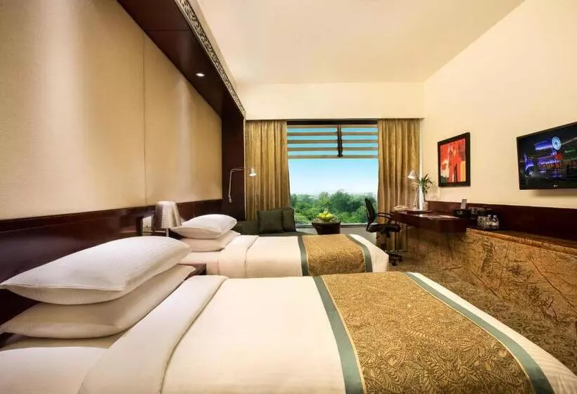 キングサイズベッドのクラブルーム, Crowne Plaza Ahmedabad City Centre, An Ihg