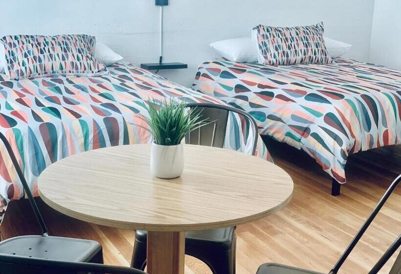 디럭스 스위트, Dragonfly Motor Lodge