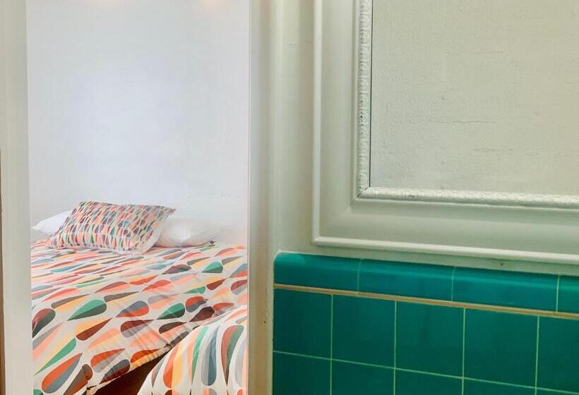 디럭스 스위트, Dragonfly Motor Lodge