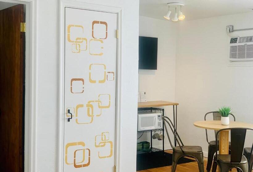 디럭스 스위트, Dragonfly Motor Lodge