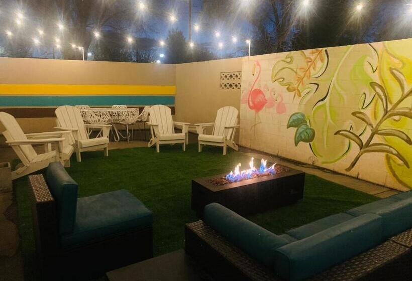 패밀리 룸, Dragonfly Motor Lodge