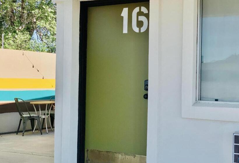 디럭스 스튜디오, Dragonfly Motor Lodge