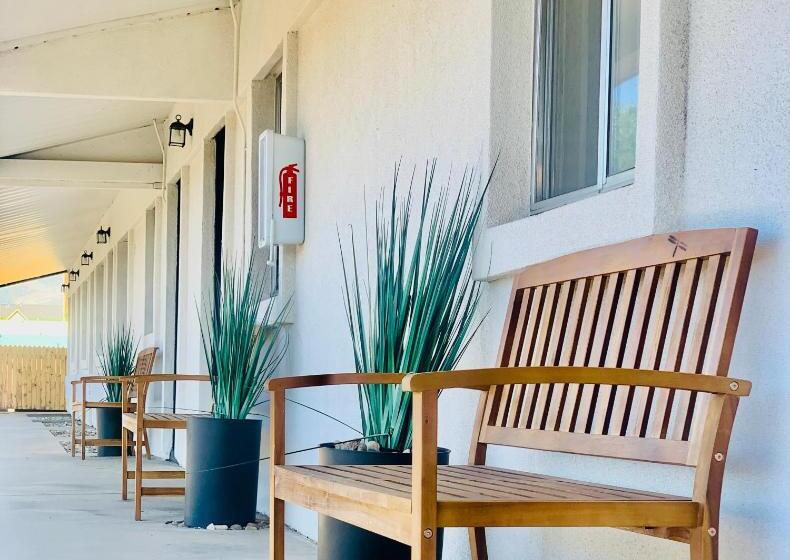 디럭스 스위트, Dragonfly Motor Lodge