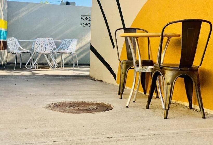 패밀리 룸, Dragonfly Motor Lodge