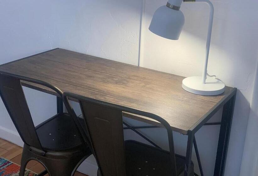 패밀리 룸, Dragonfly Motor Lodge