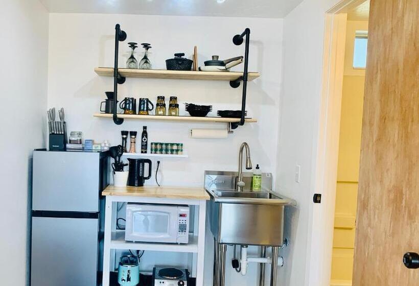 디럭스 스튜디오, Dragonfly Motor Lodge