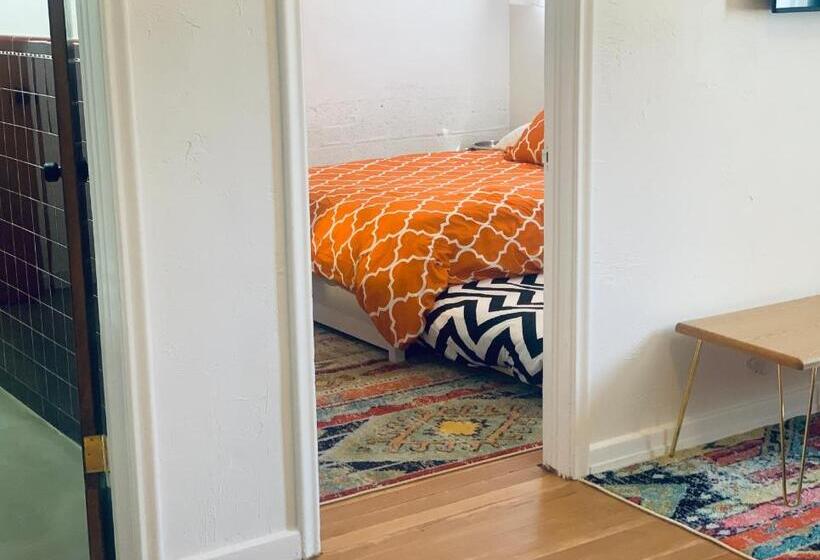 패밀리 룸, Dragonfly Motor Lodge