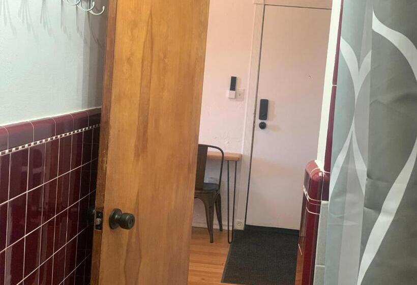 패밀리 룸, Dragonfly Motor Lodge