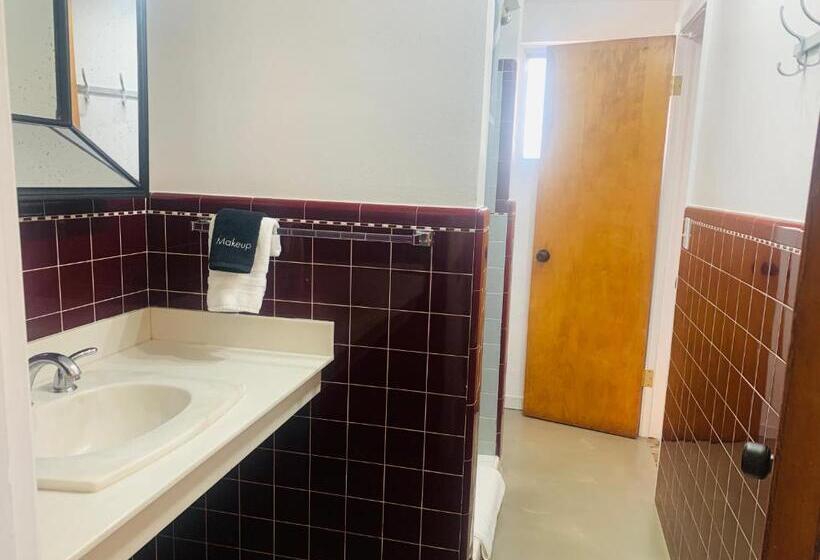 패밀리 룸, Dragonfly Motor Lodge