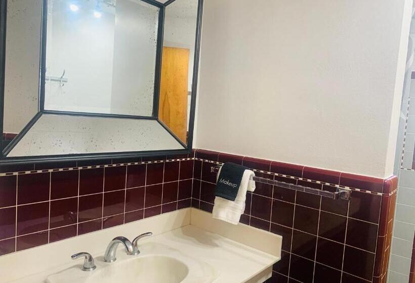 패밀리 룸, Dragonfly Motor Lodge