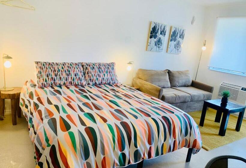 디럭스 스튜디오, Dragonfly Motor Lodge