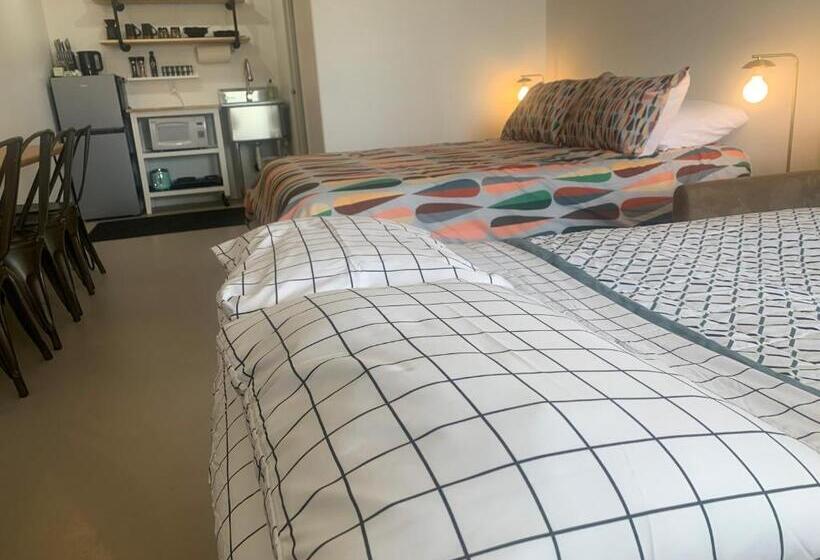 디럭스 스튜디오, Dragonfly Motor Lodge