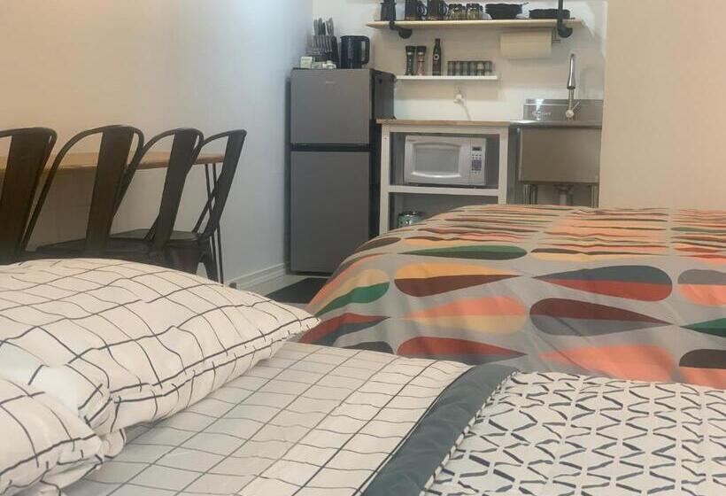 디럭스 스튜디오, Dragonfly Motor Lodge