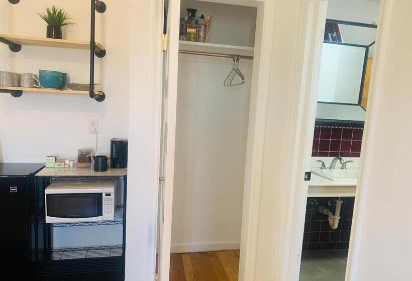 패밀리 룸, Dragonfly Motor Lodge