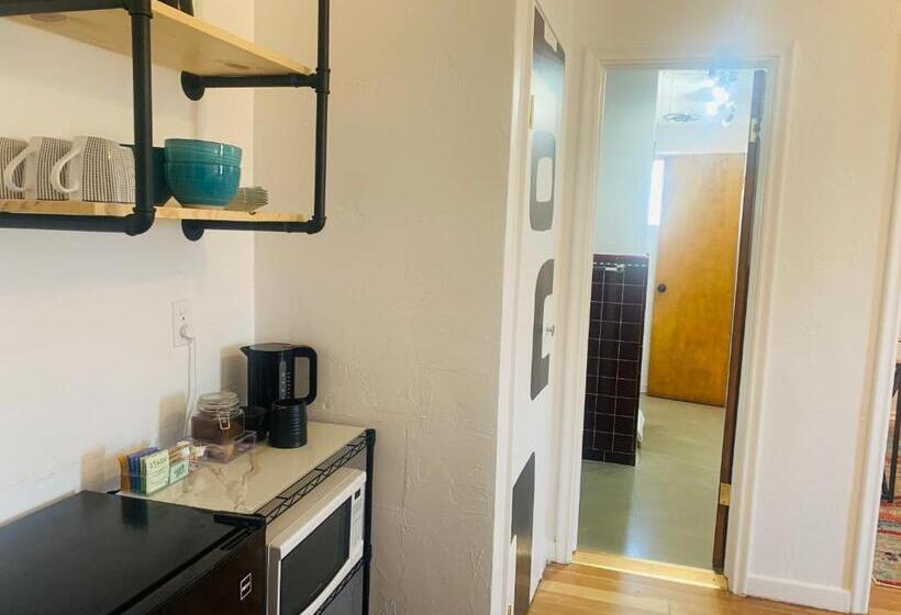 패밀리 룸, Dragonfly Motor Lodge