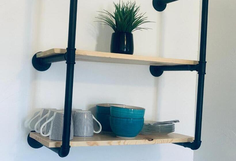 패밀리 룸, Dragonfly Motor Lodge