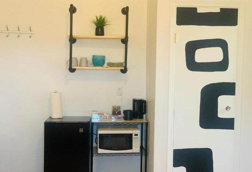 패밀리 룸, Dragonfly Motor Lodge