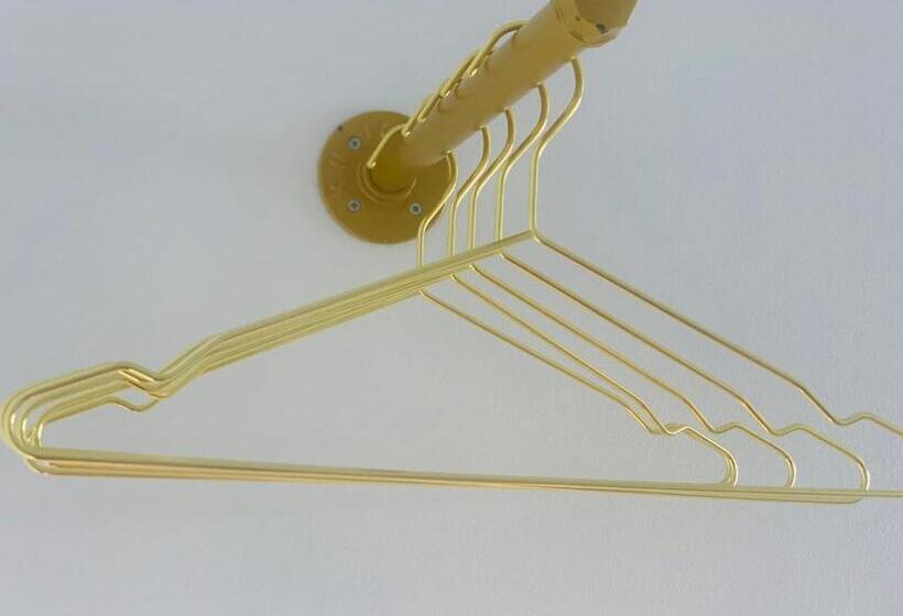 디럭스 스튜디오, Dragonfly Motor Lodge