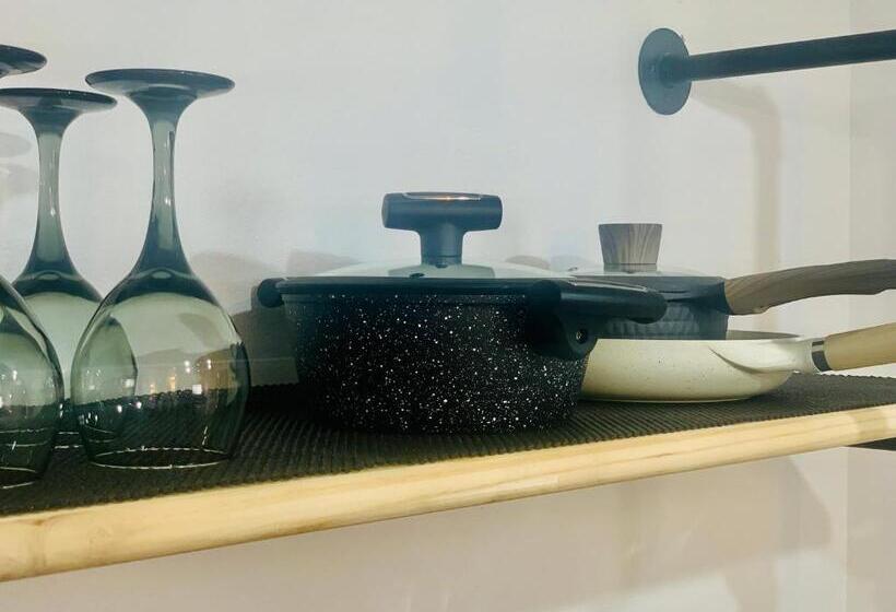 디럭스 스튜디오, Dragonfly Motor Lodge